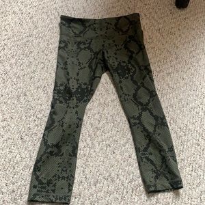 Lululemon wunder under cropped snakeskin print leggings size 6